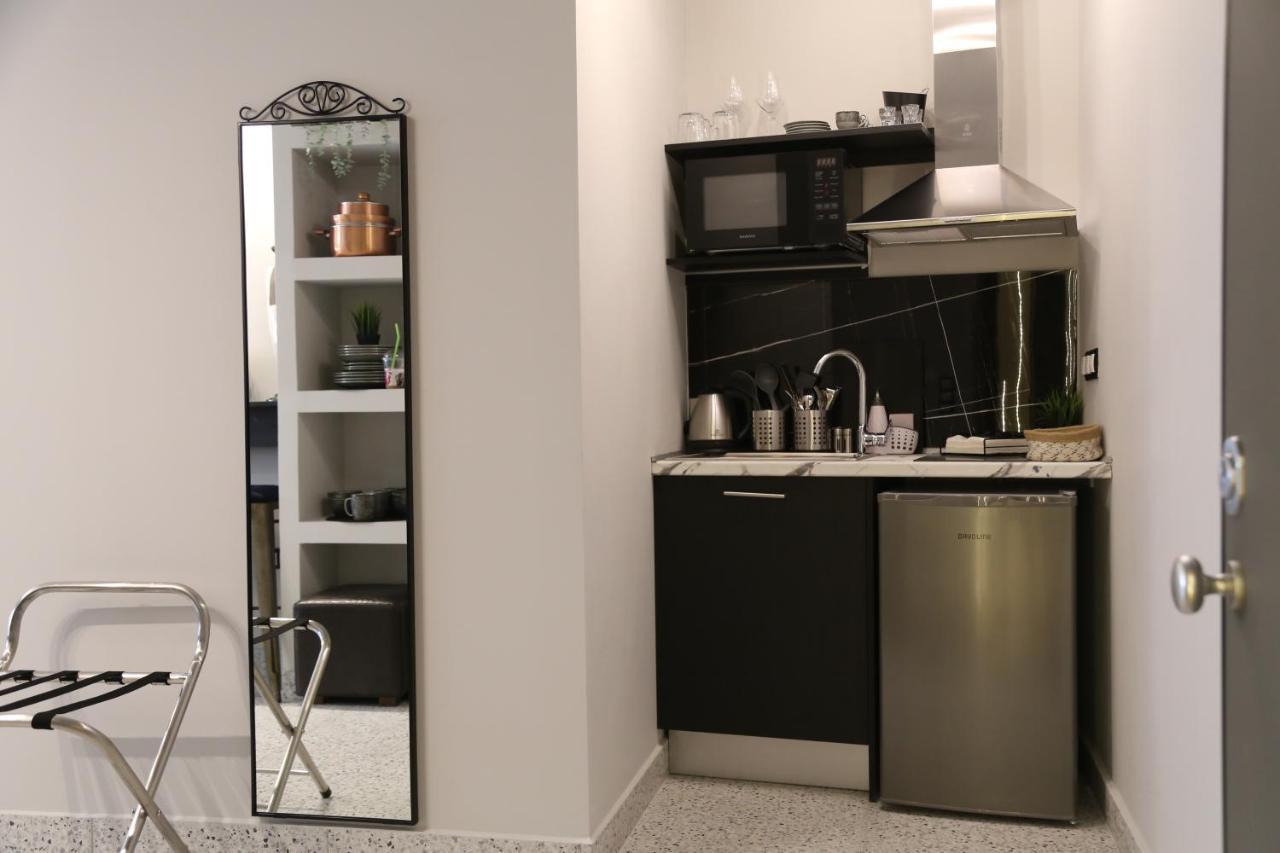 Rooster Apartment *