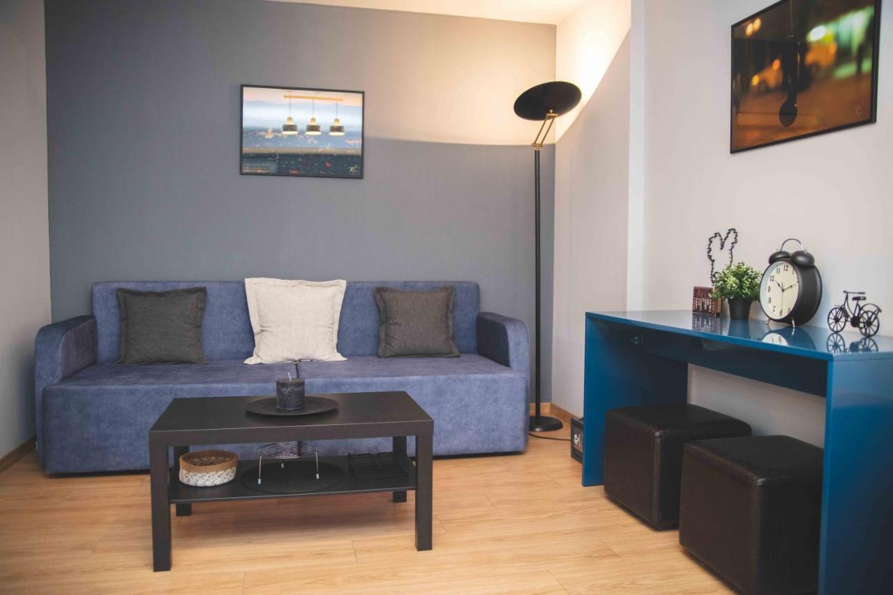 Rooster Apartment *