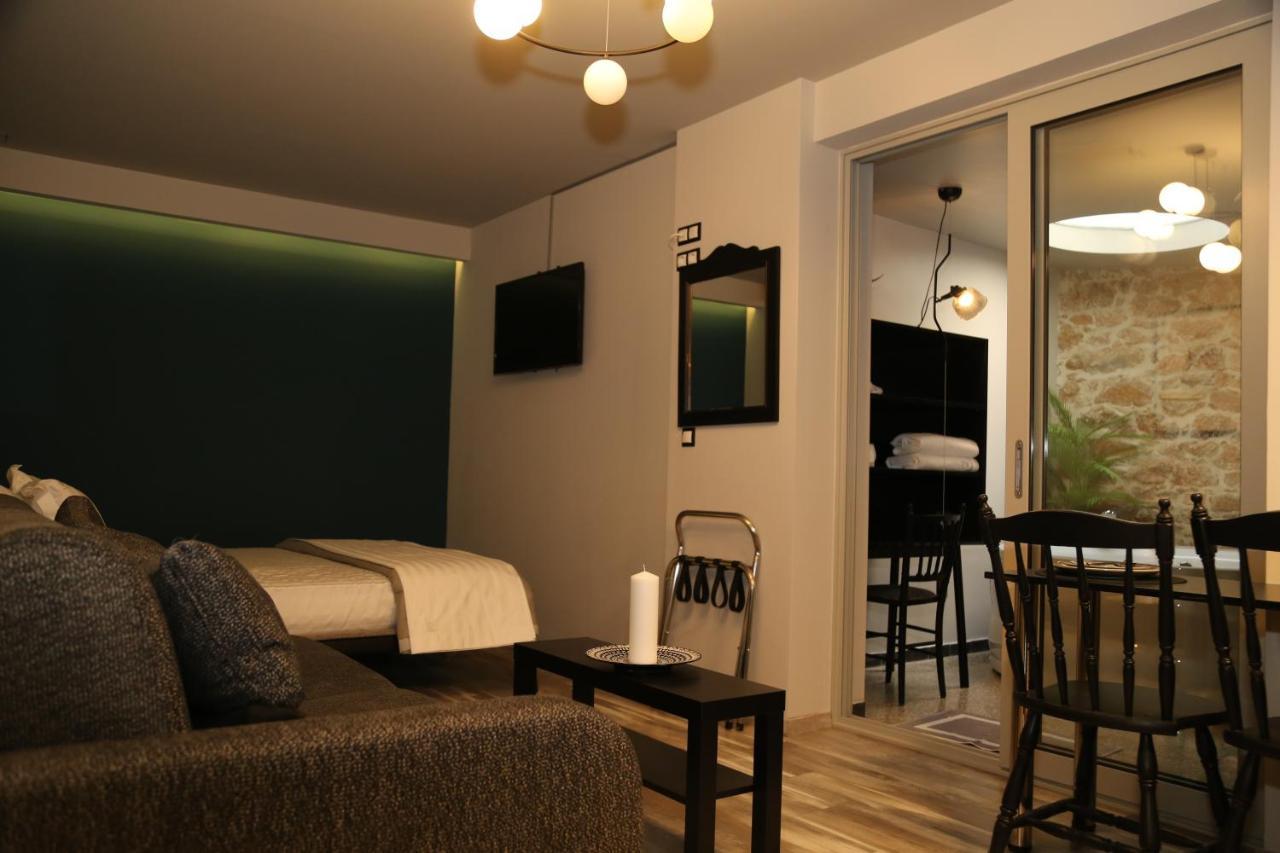 Rooster Apartment *