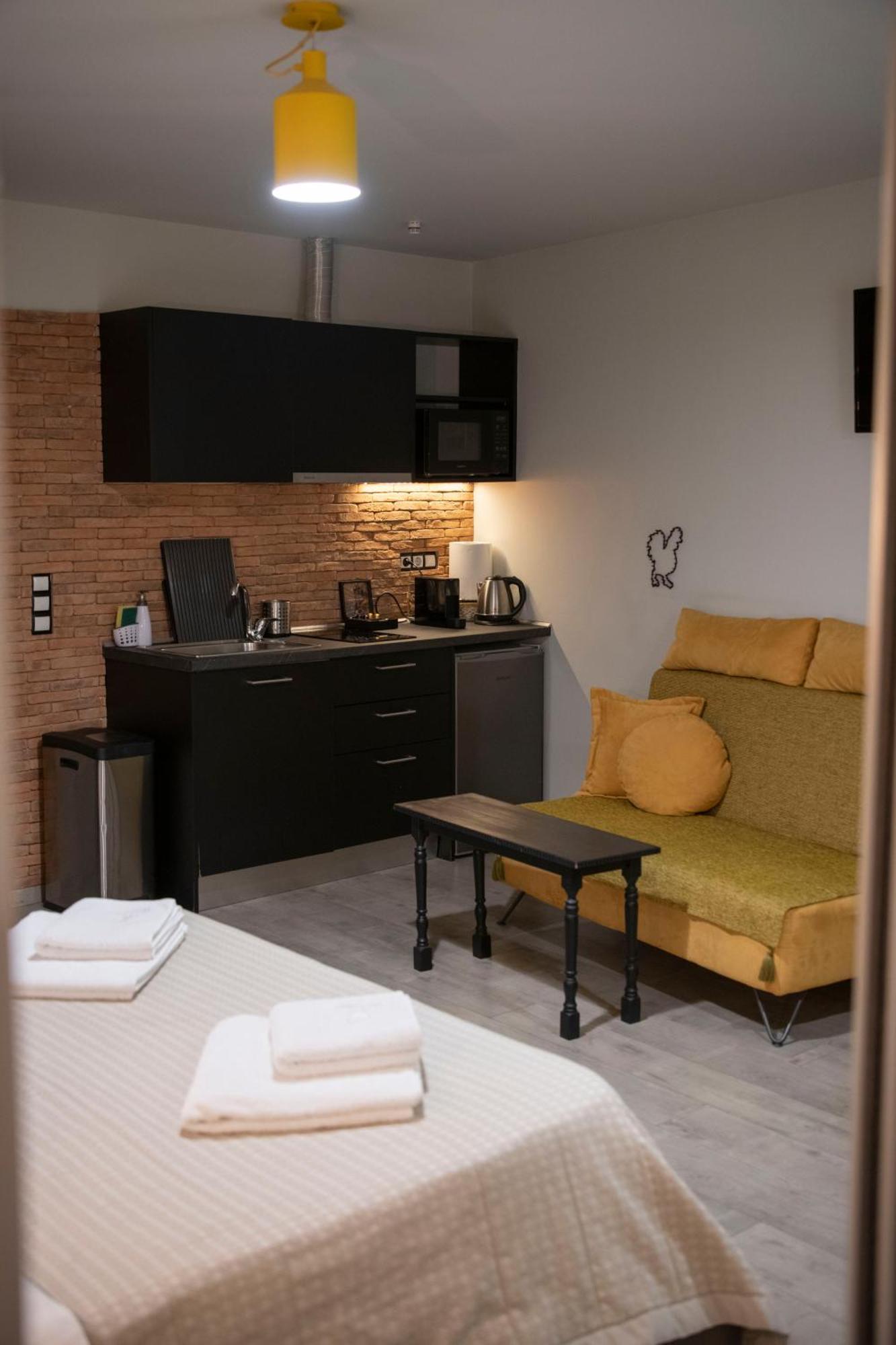 Rooster Apartment *