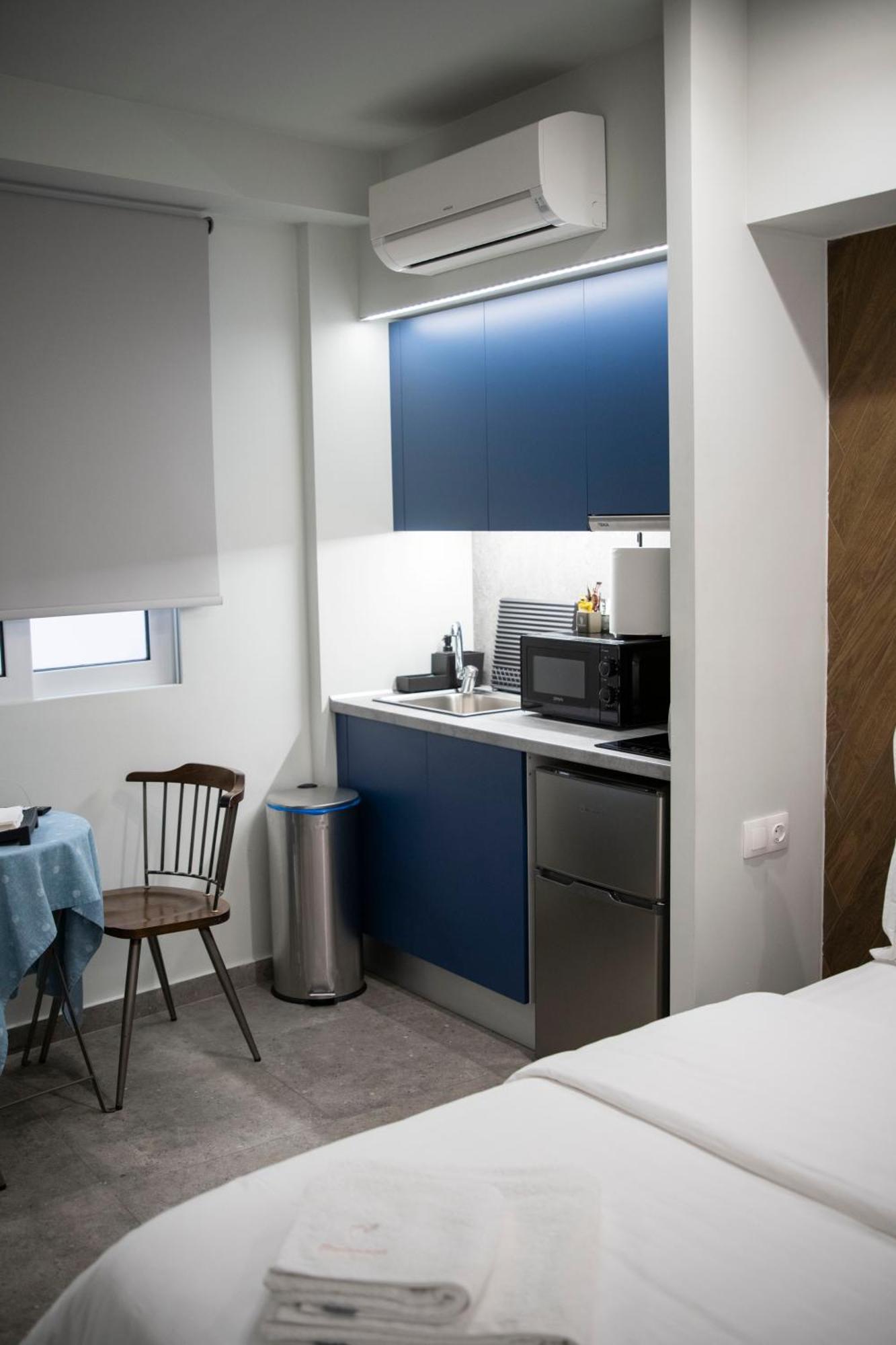 Rooster Apartment *